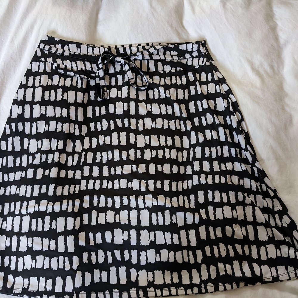 Travel Smith black and white skirt